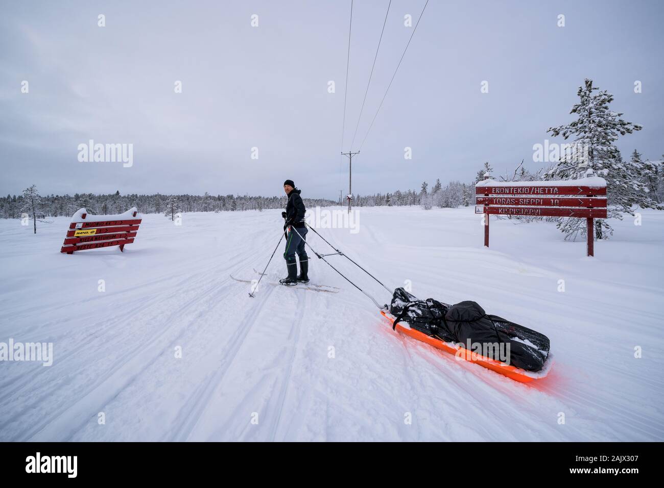 Nur einen Kilometer Skifahren bis Muonio in Lappland, Finnland Stockfoto