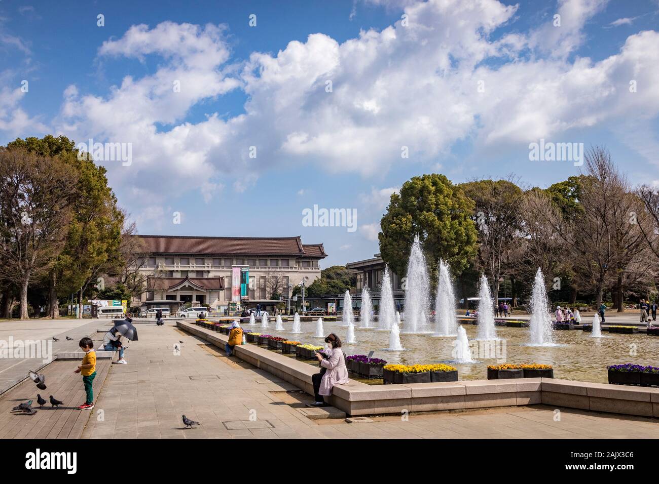 22. März 2019: Tokyo, Japan - Fountain Square in Ueno Park Onshi, Tokio, und der Tokyo National Museum. Stockfoto