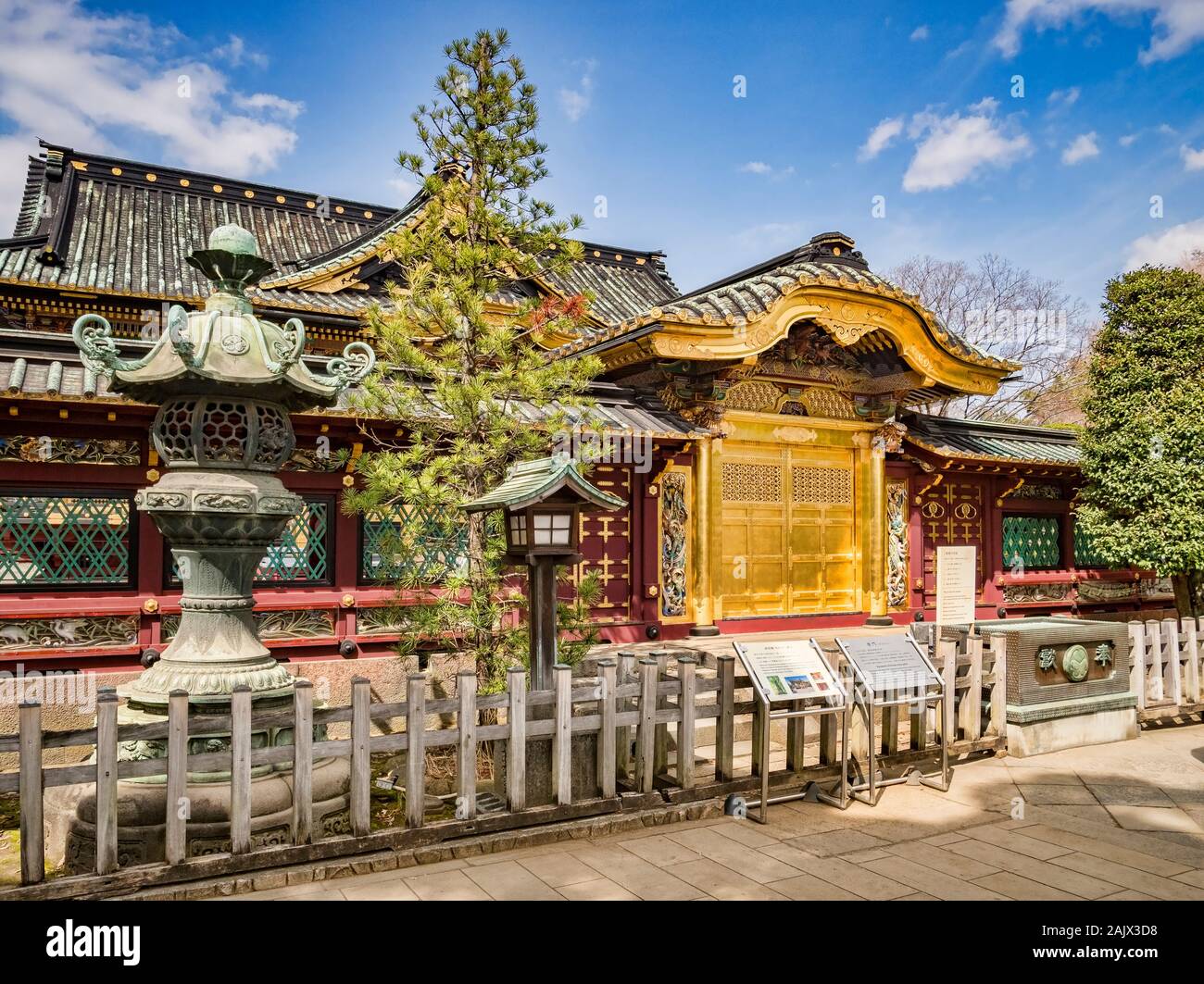 22. März 2019: Tokyo, Japan - das Hauptgebäude der Ueno Toshogu Shinto Schrein in Ueno Park Onshi, Tokio, im Frühling. Stockfoto