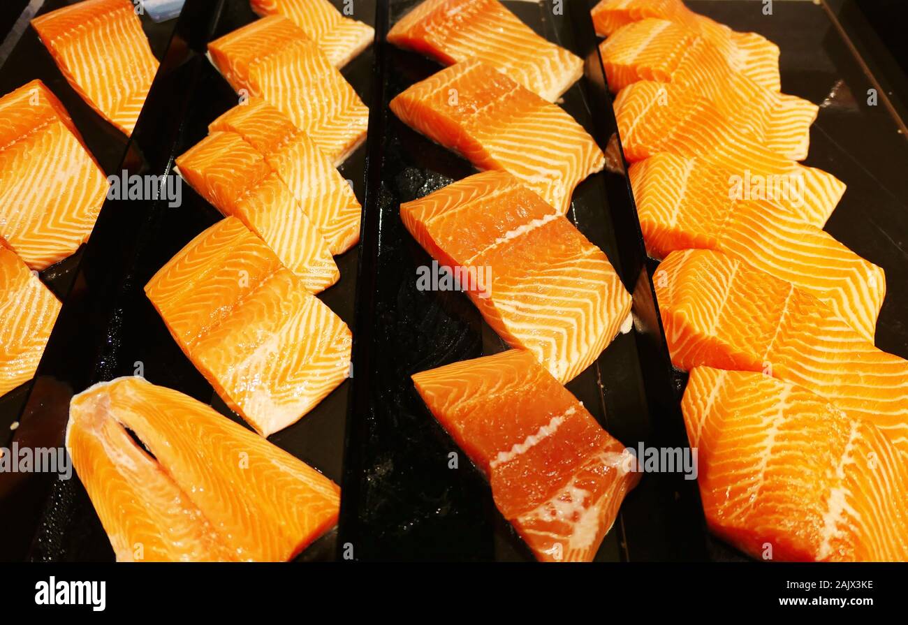 Stücke der roten Fisch auf einem schwarzen Hintergrund Stockfoto