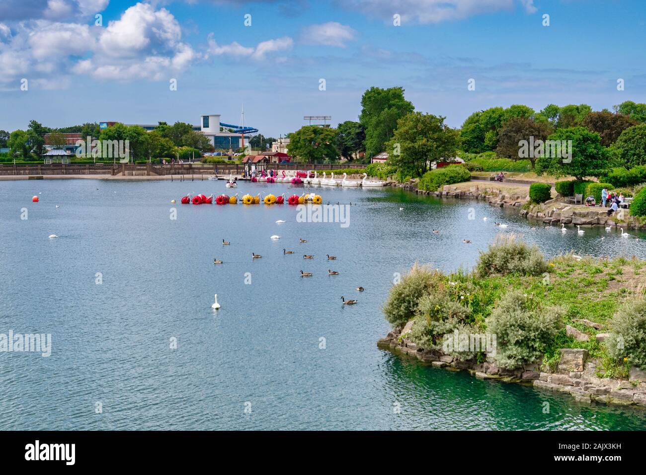 14. Juli 2019: Southport, Merseyside, UK-Marine Lake, der See zum Bootfahren, mit Gänsen und Schwänen, Sportboote, die Urlauber in der Sonne Stockfoto