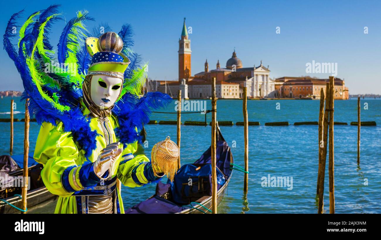 Karneval in Venedig. Wunderschöne Venezianische Maske mit St George Island, Lagune und Gondeln Stockfoto