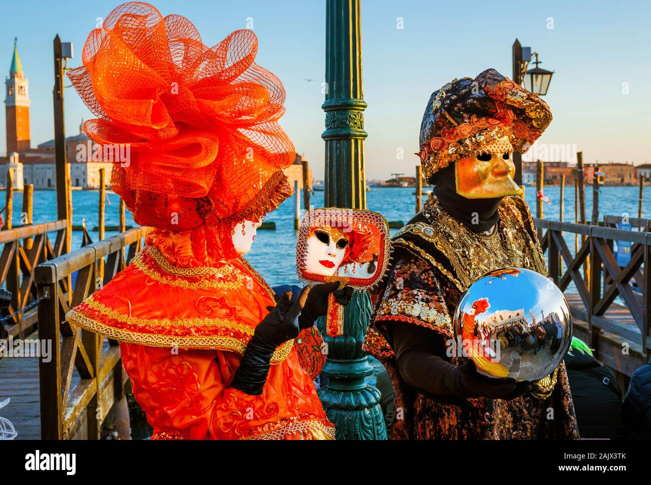 Karneval in Venedig. Zwei schönen venezianischen Karneval Masken mit Kugel und Spiegelbild Stockfoto
