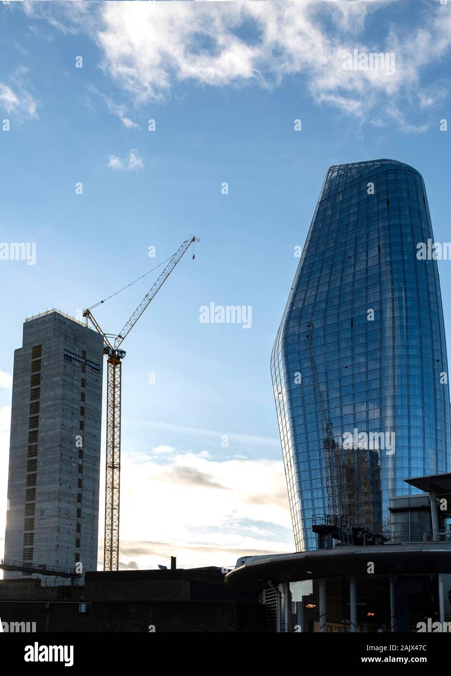 Neue Konstruktion auf die London South Bank One Blackfriars aka Die Vase der Boomerang mit hohen baukran reflektieren, es ist Glas Stockfoto