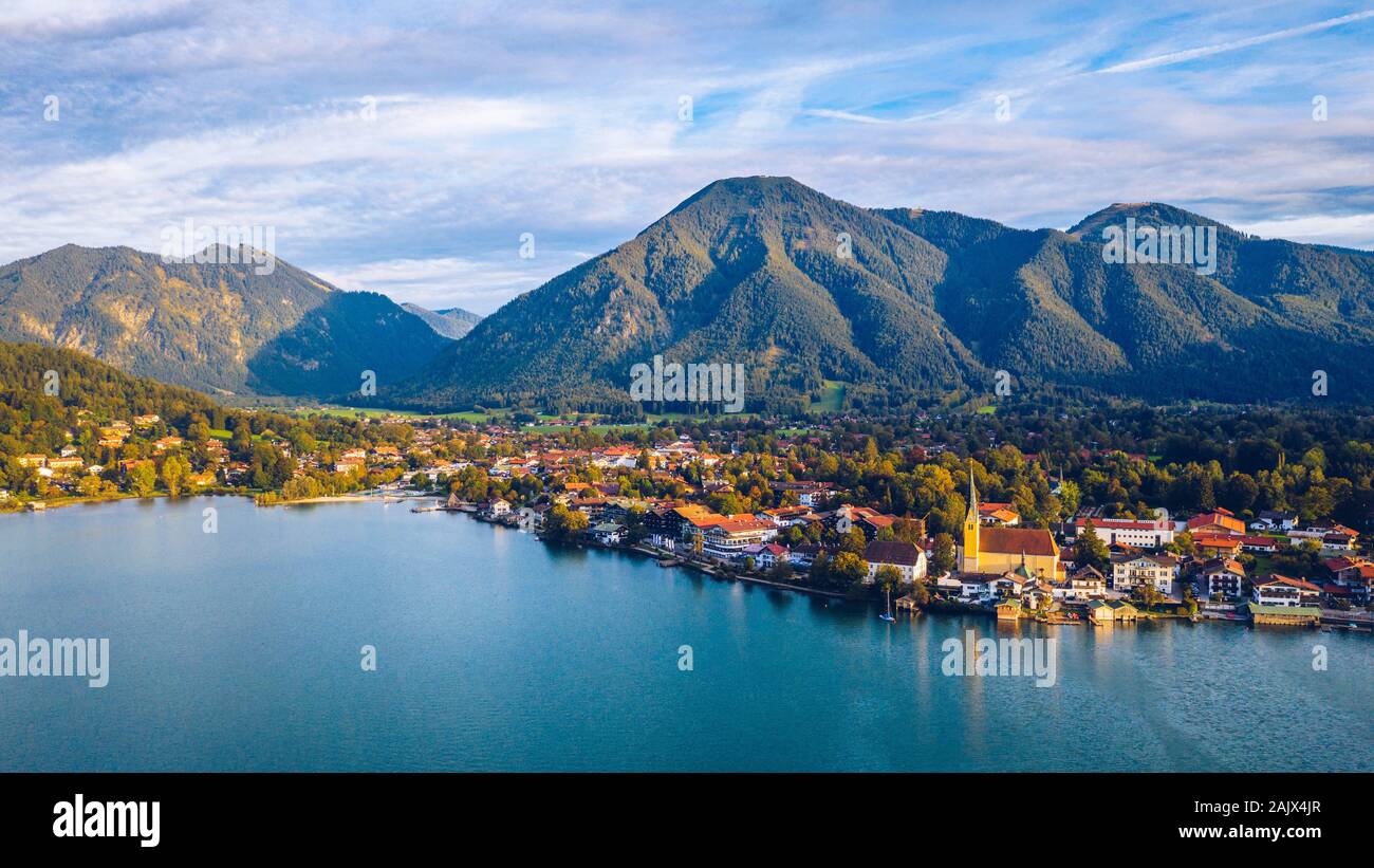 Tegernsee, Deutschland. Tegernsee in Rottach-Egern (Bayern), Deutschland in der Nähe der österreichischen Grenze. Luftaufnahme des Sees 'Tegernsee' in den Alpen der Ba Stockfoto