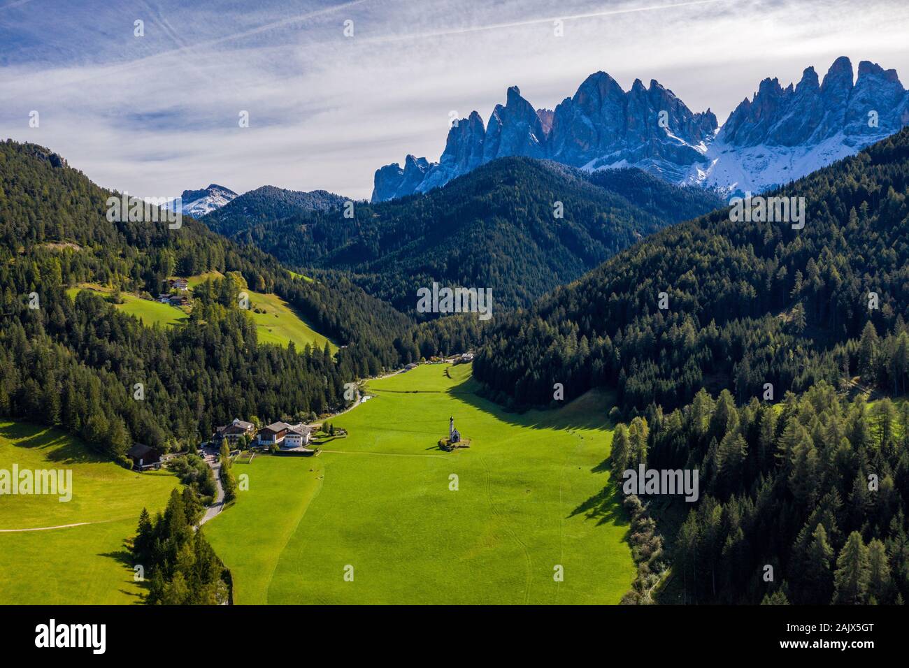 Schöne Landschaft mit Italienischen Alpen und die Kirche von Saint John in Ranui, Italien. Val di Funes, Bozen, Italien. San Giovanni in Ranui (St. Stockfoto