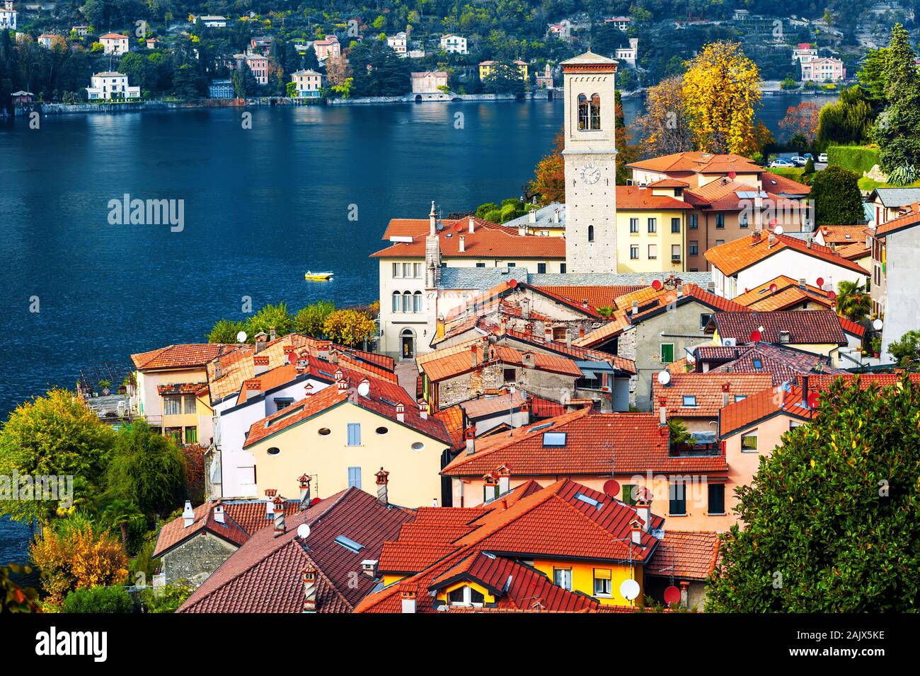 Comer See, Lombardei, Italien, Blick über die roten Ziegeldächer des malerischen Dorfes Torno. Der Comer See ist ein beliebtes Reiseziel in der Nähe von Mailand. Stockfoto