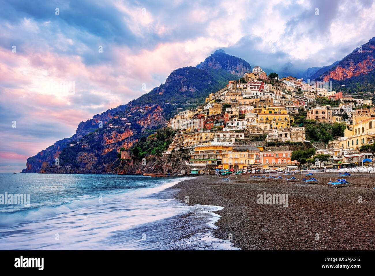 Positano, einer Stadt an der Amalfiküste, Neapel, Italien, drastisch auf einem steilen Felsen zwischen Meer und Bergen gelegen, ist ein berühmter Reisen destina Stockfoto