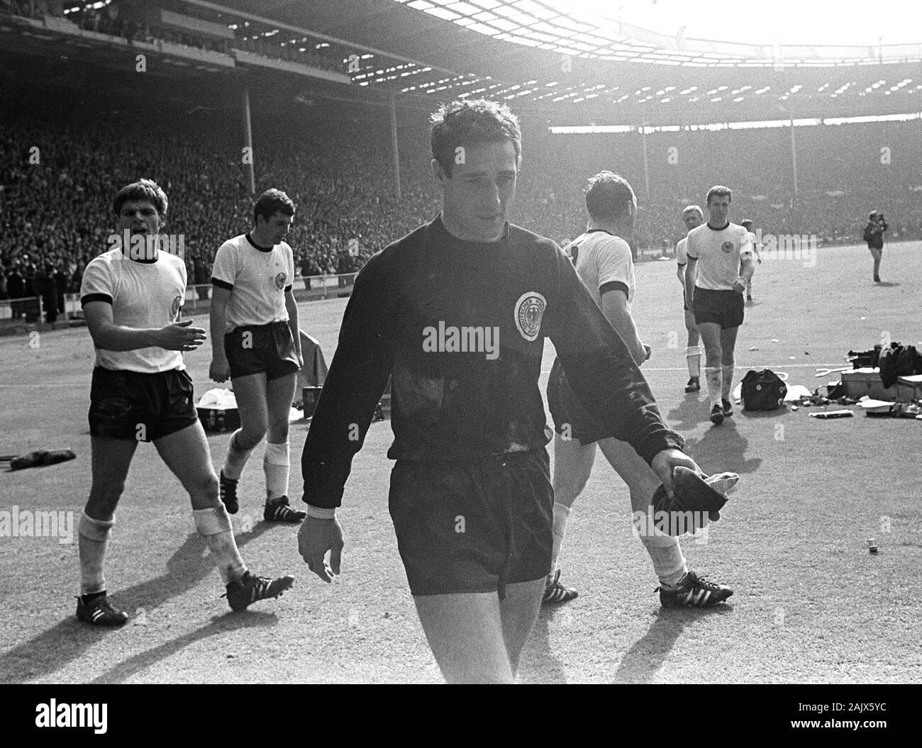 London, Deutschland. 06 Jan, 2020. torwart Legende Hans TILKOWSKI im Alter von 84 vorbei, Archiv Foto; abschließende Spiel der WM 1966 im Londoner Wembley Stadion England - Bundesrepublik Deutschland 4:3, die Deutschen Spieler das Feld, vorne goalwart Hans TILKOWSKI, Querformat, SW-Aufnahme, 30. Juli 1966. | Verwendung der weltweiten Kredit: dpa/Alamy leben Nachrichten Stockfoto