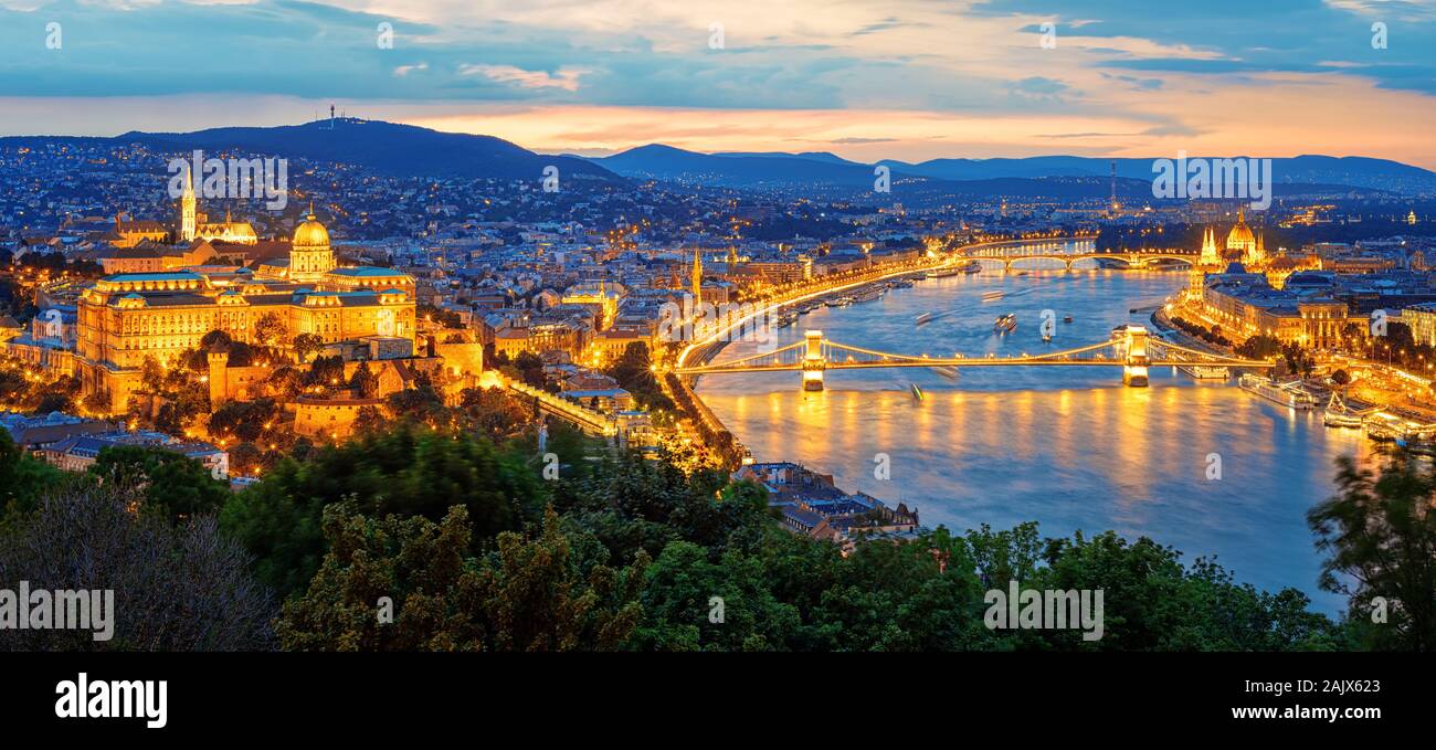 Die Stadt Budapest, Ungarn, Panoramablick auf das Stadtbild mit Brücken über die Donau, Schloss Buda und Pest in dramatischer Sonnenuntergang Licht Stockfoto