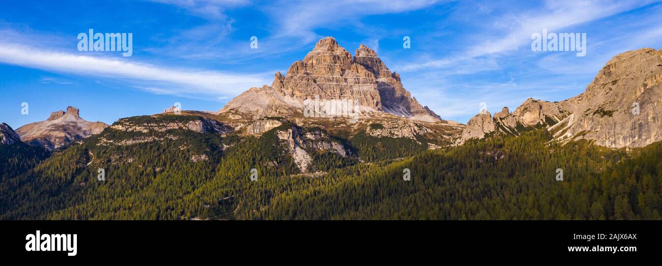 Antenne drone mit Blick auf den See (Lago di Antorno Antorno) in den Dolomiten gelegen, Provinz Belluno, Italien. Lago Antorno, Drei Zinnen von Lavaredo, See Ein Stockfoto