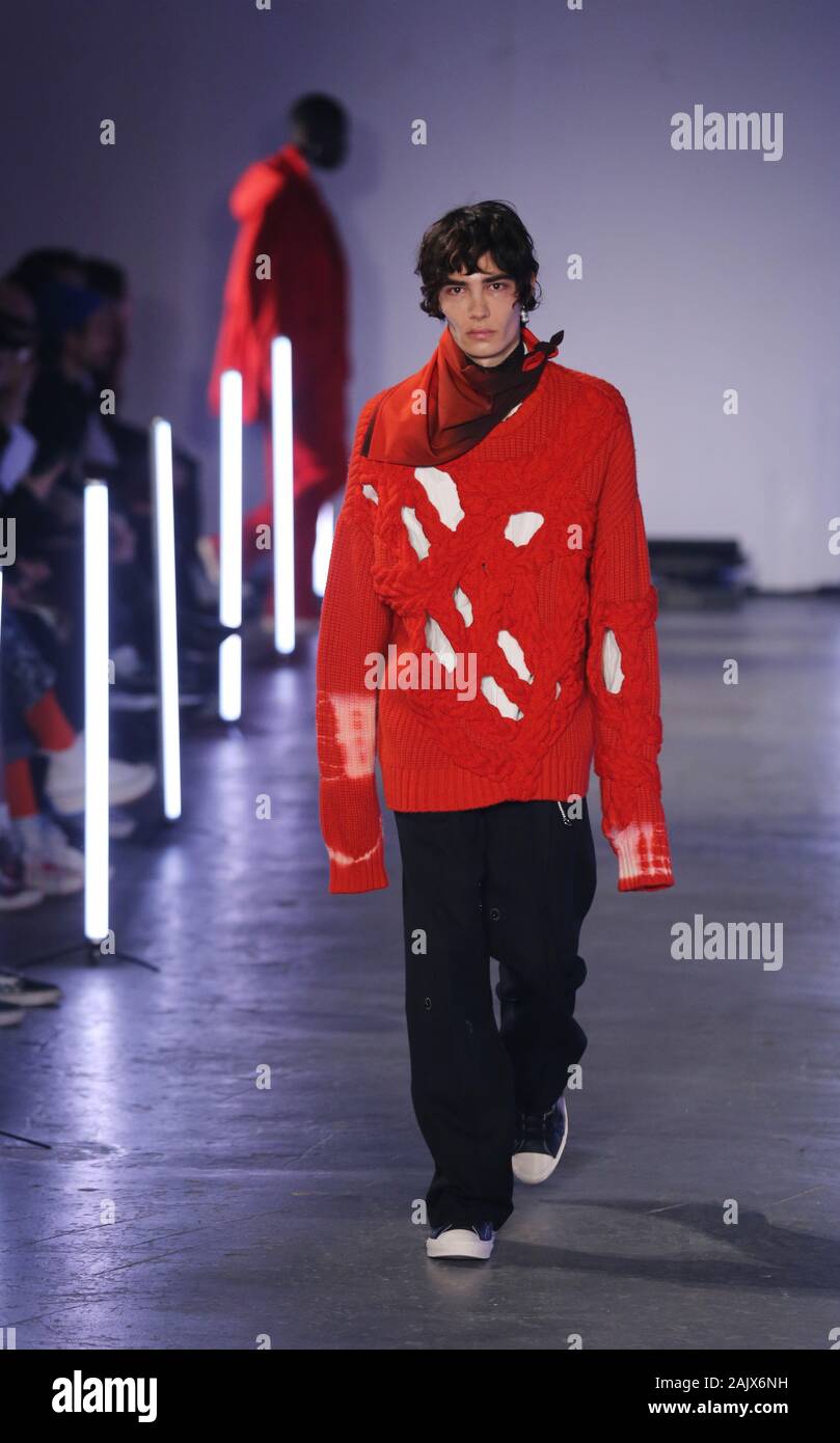 Modelle auf dem Laufsteg des Feng Chen Wang London Fashion Week Männer AW 20 zeigen an Ambika P3, London statt. Stockfoto