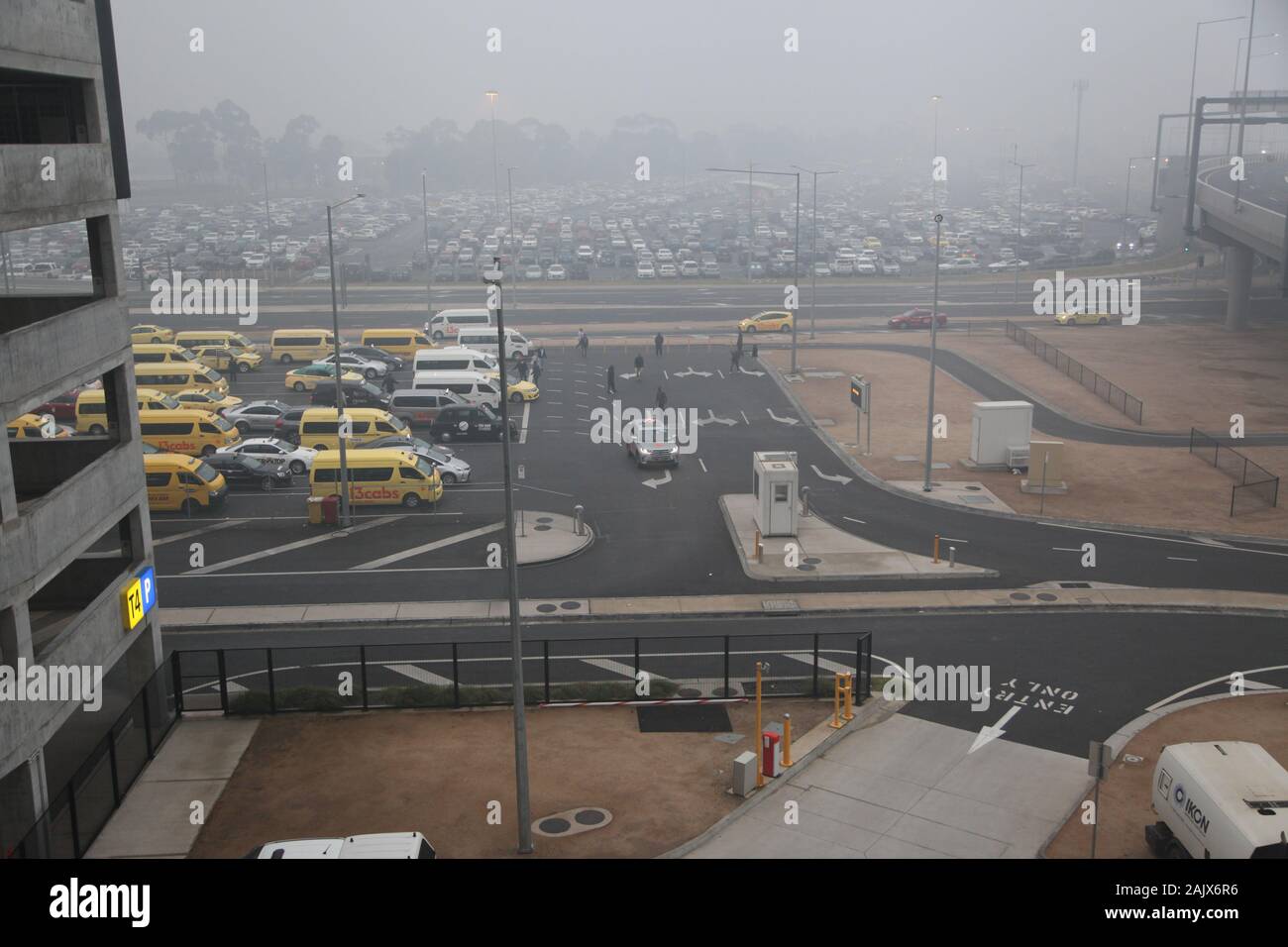 Vom Flughafen Melbourne, Victoria, Australien. 06 Jan, 2020. Starker Rauch aus der Viktorianischen Buschfeuer und niedrige cloud Ursachen für Verzögerungen für internationalen und inländischen Reisenden wie Sichtbarkeit reduziert Null zu knapp. Bild: Brett Keating/Alamy leben Nachrichten Stockfoto