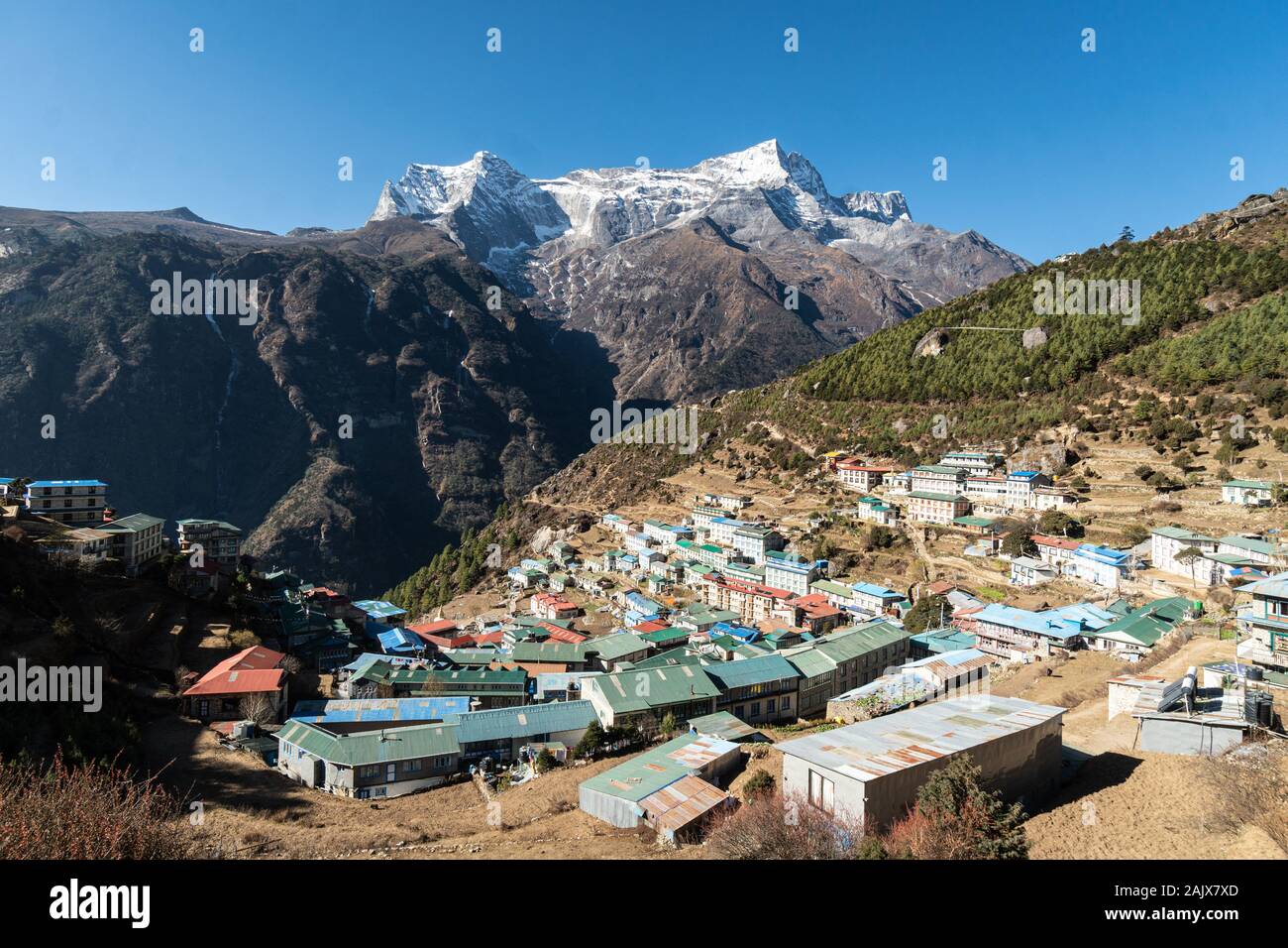 Blick auf den berühmten Namche Bazar Dorf im Herzen des Khumbu Region, auf dem Weg zum Everest Base Camp trek, im Himalaya in Nepal Stockfoto