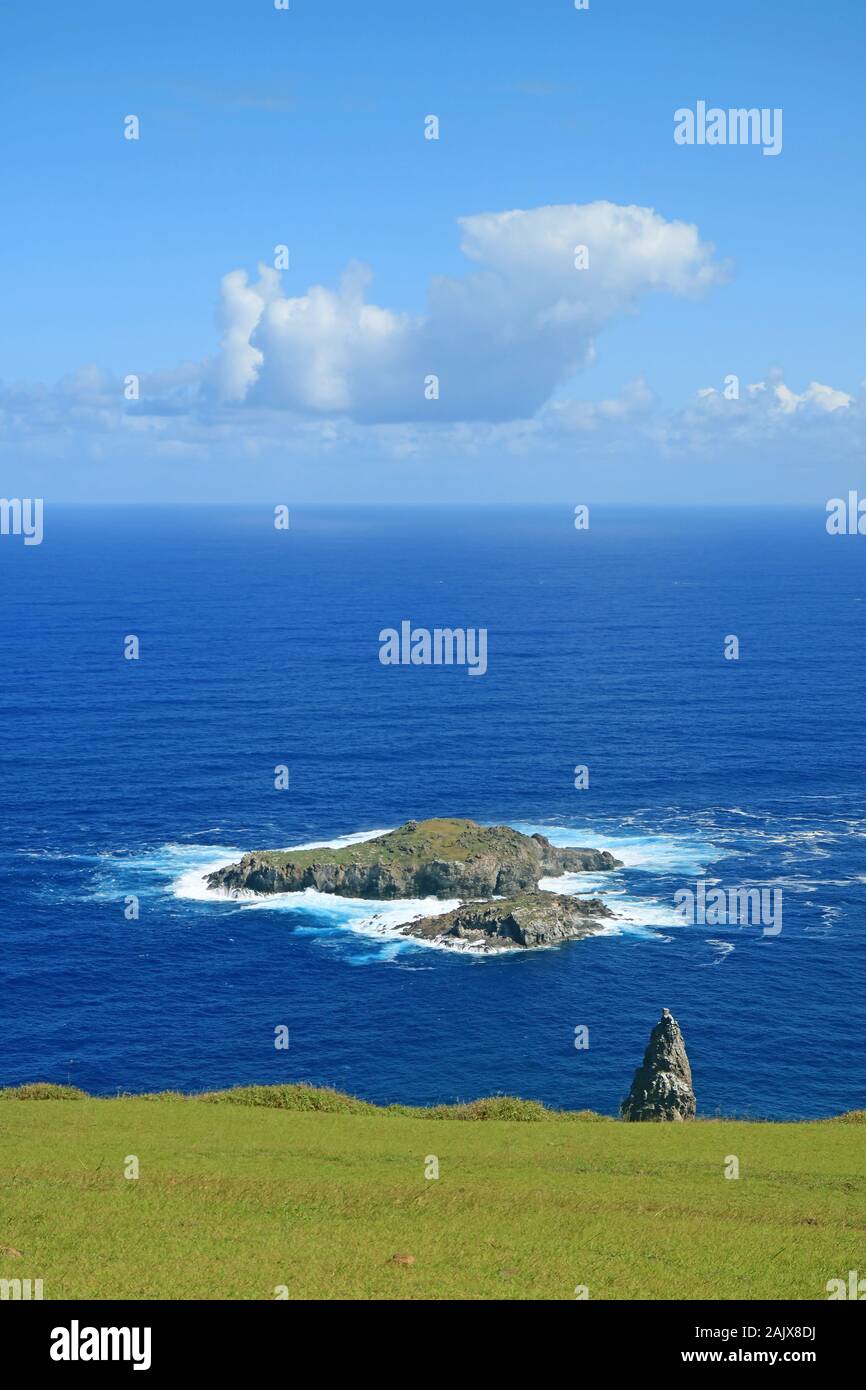 Motu Nui und die kleinere Insel Motu Iti Insel mit dem Motu Kao Kao Meer Stack im Vordergrund, Ansicht von orongo Dorfes auf der Osterinsel Chile Stockfoto