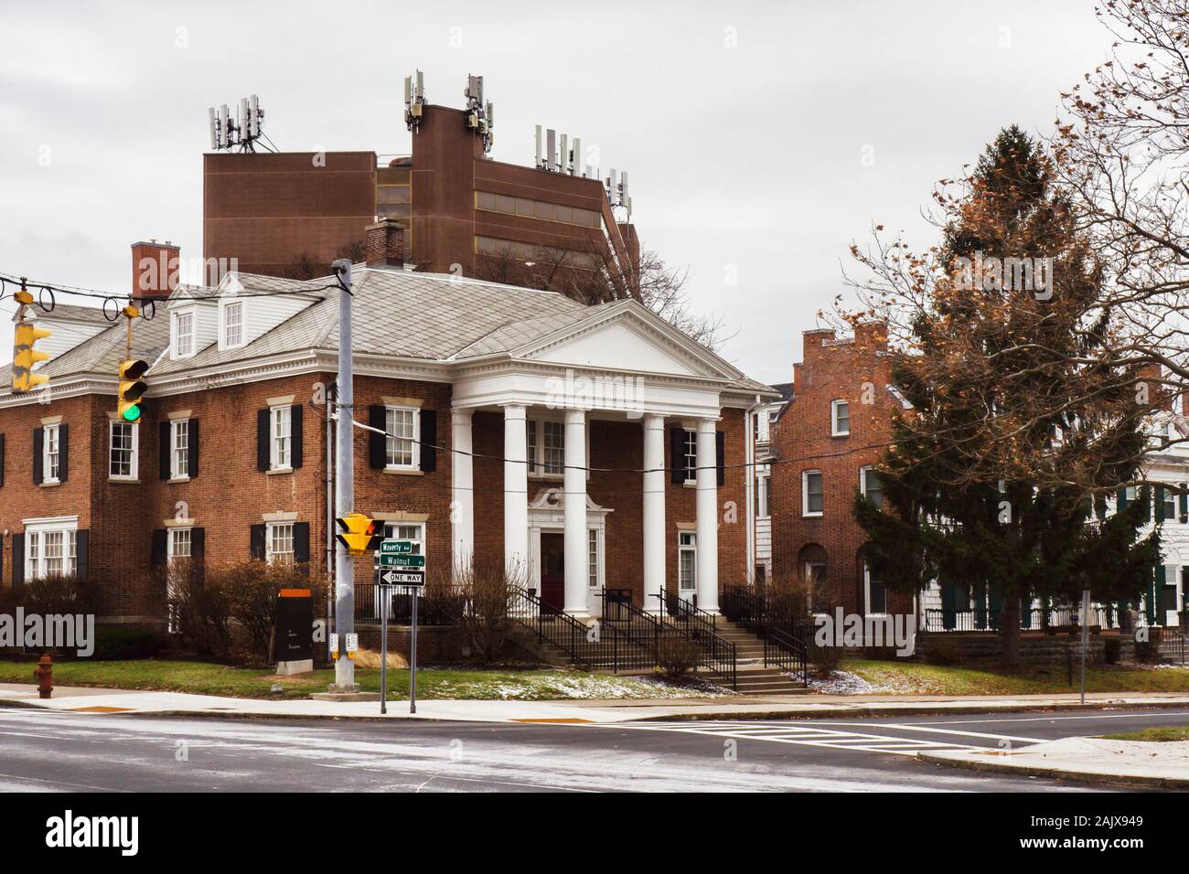 Ecke des Waverly Ave. und Nussbaum in der Nussbaum Park Historic District an der Syracuse University in Syracuse, New York Stockfoto