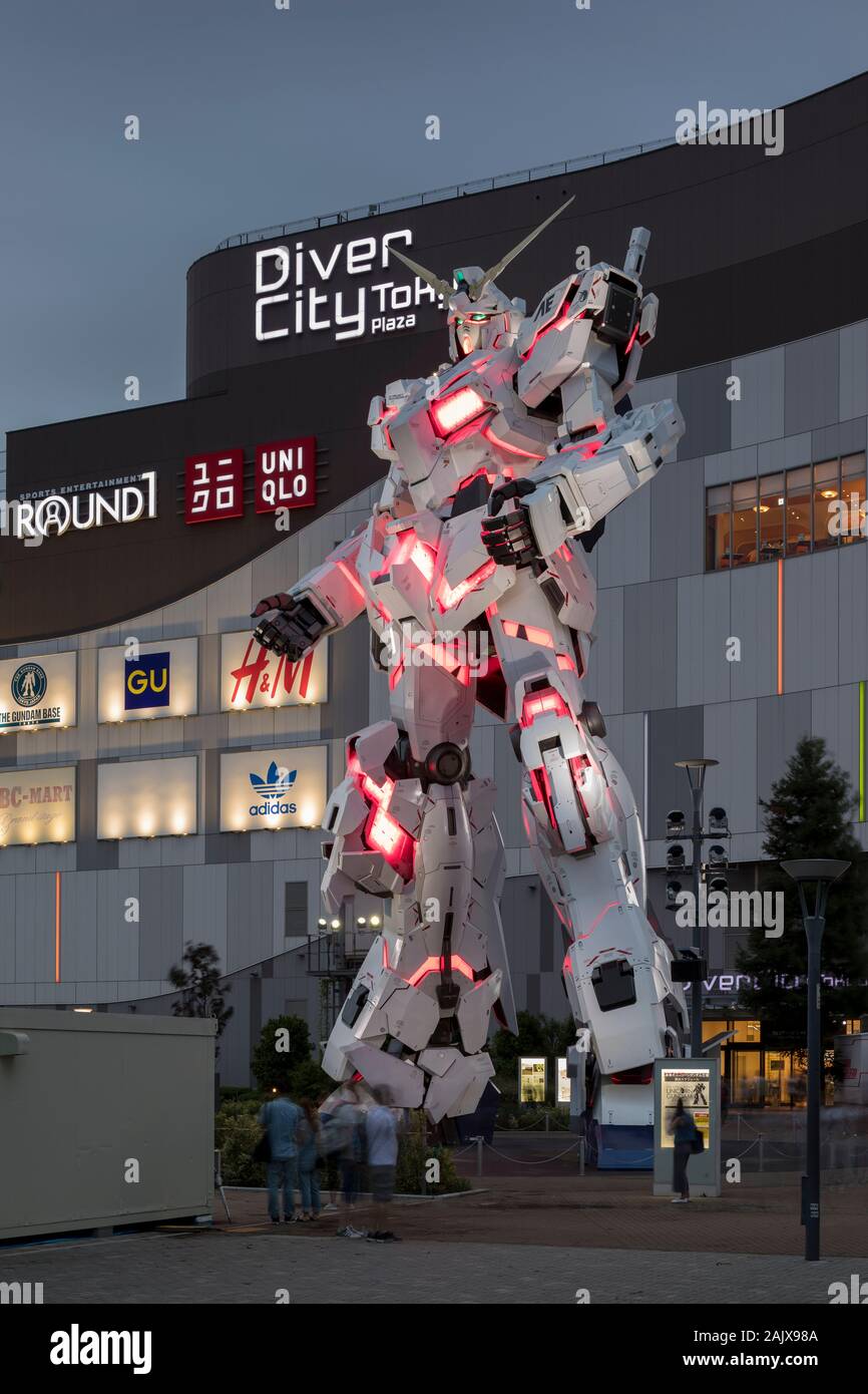 Eine umfassende Gundam Statue aus der Serie Mobile Suit Gundam Unicorn außerhalb des Odaiba DiverCity Tokyo Plaza, in Tokio, Japan installiert Stockfoto