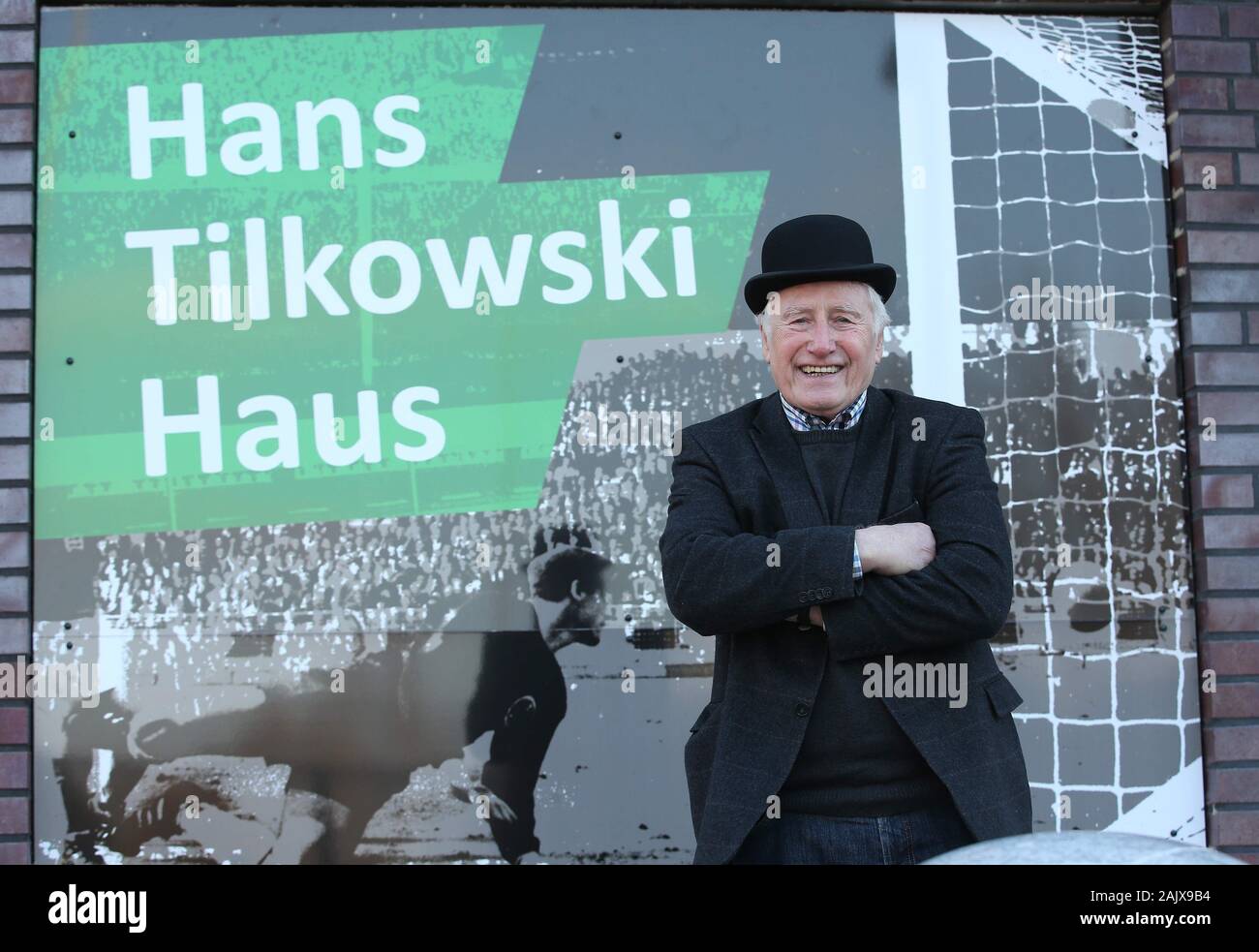 Dortmund, Deutschland. 28 Dez, 2014. firo: 28.12.2014 Fußball, 1.Bundesliga, Saison 2014/2015, BVB, Borussia Dortmund, Westfalia Herne, Nationalmannschaft, goalwart, ehemaliger Nationalspieler, Legende, goalwartlegende, Hans TILKOWSKI, Deutschland, vor der Hans TILKOWSKI HAUS in Kaiserau, den Hut auf dem Kopf, dass Reporter Rudi Michel gab ihm | Verwendung der weltweiten Kredit: dpa/Alamy leben Nachrichten Stockfoto