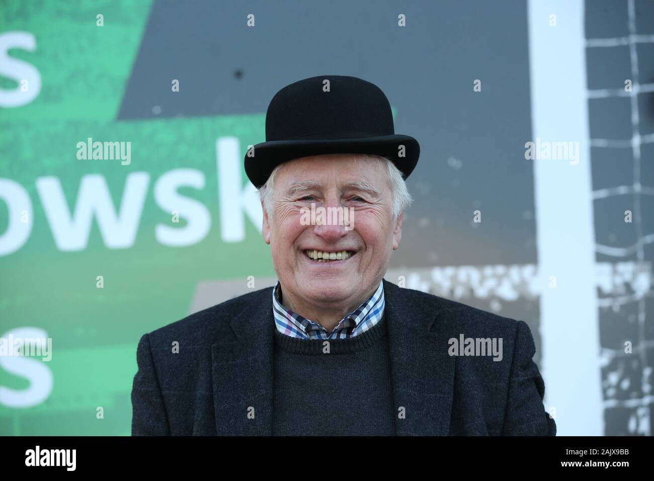 Dortmund, Deutschland. 28 Dez, 2014. firo: 28.12.2014 Fußball, 1.Bundesliga, Saison 2014/2015, BVB, Borussia Dortmund, Westfalia Herne, Nationalmannschaft, goalwart, ehemaliger Nationalspieler, Legende, goalwartlegende, Hans TILKOWSKI, Deutschland, vor der Hans TILKOWSKI HAUS in Kaiserau, den Hut auf dem Kopf, dass Reporter Rudi Michel gab ihm | Verwendung der weltweiten Kredit: dpa/Alamy leben Nachrichten Stockfoto