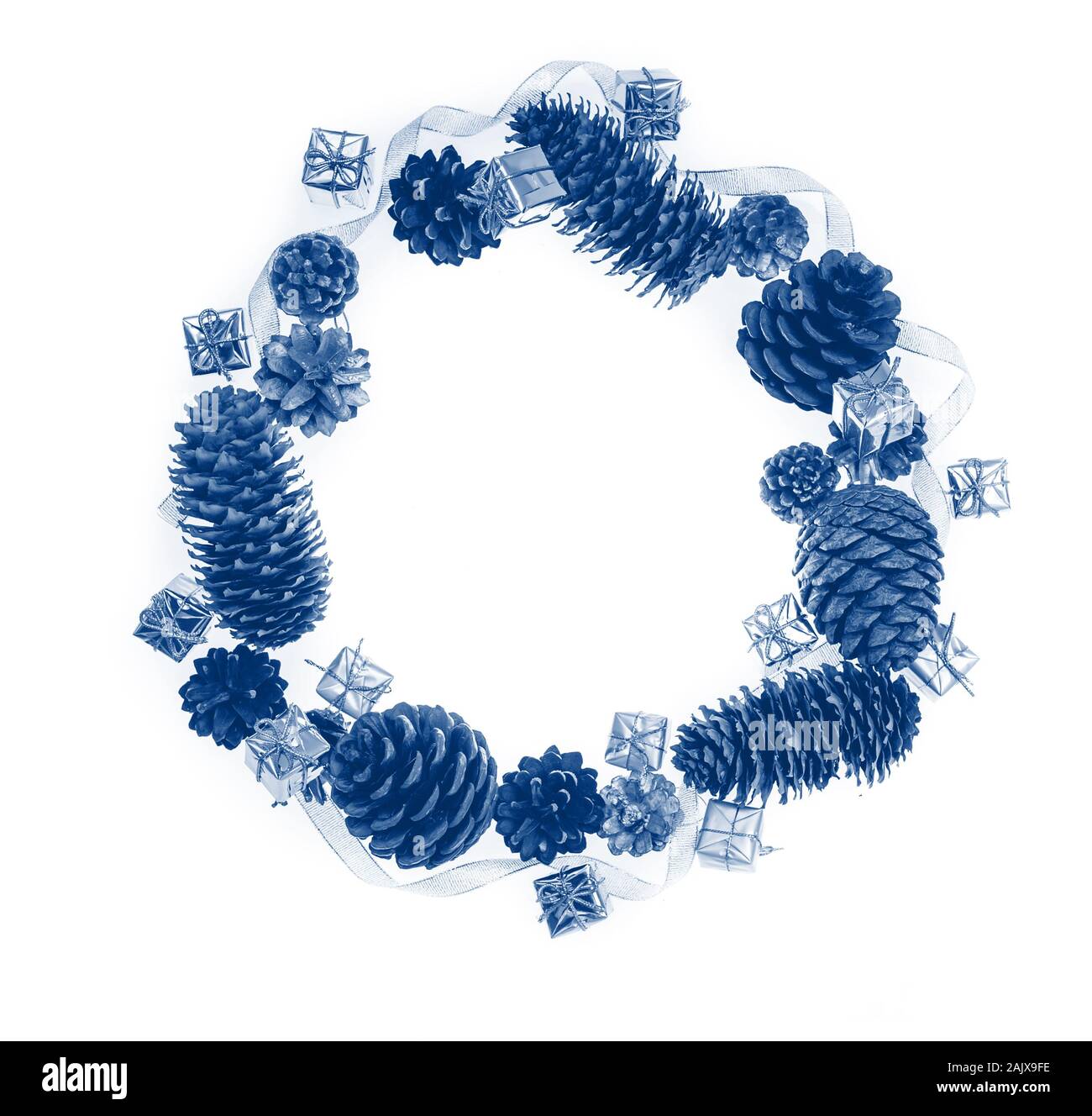 Weihnachten Rahmen von Tannenzapfen und Geschenkboxen. Classic blau toning Trend 2020 Farbe Stockfoto