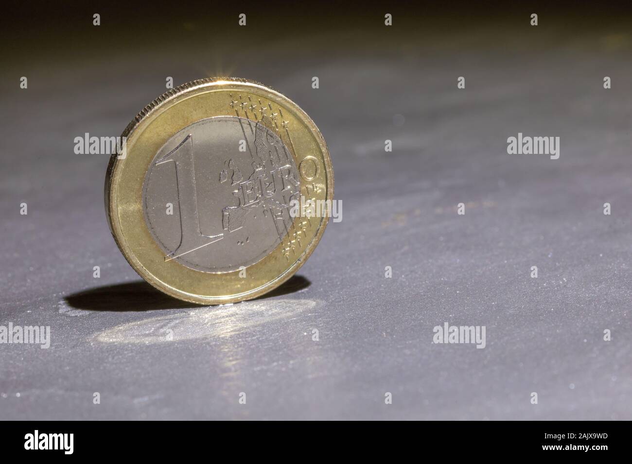 Ein Euro Münze mit grauem Hintergrund Stockfoto