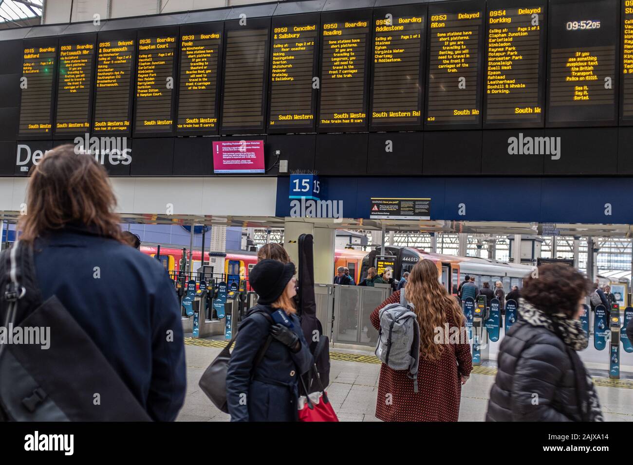 Zugverspätungen und Stornierungen werden am Bahnhof Waterloo, London, Großbritannien, ausgestellt Stockfoto