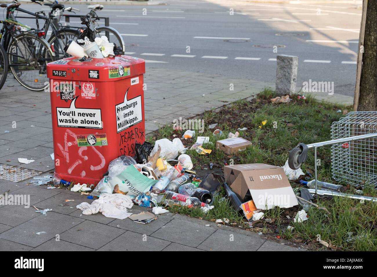 Müll kann voller Müll am Neujahrstag Stockfoto