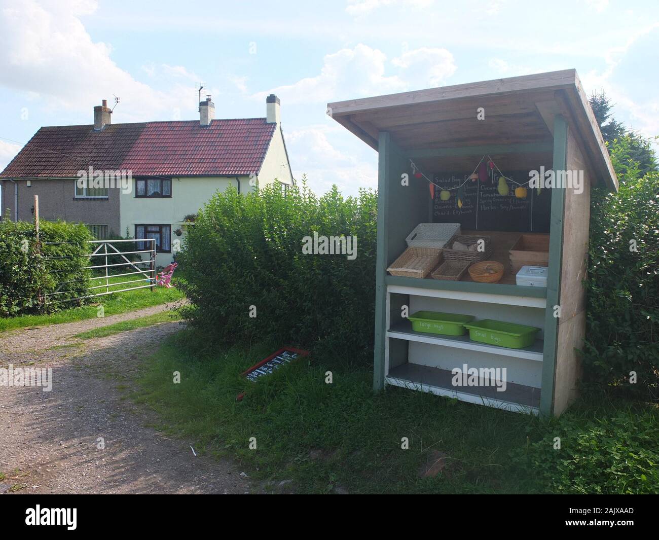 Ohne Personal oder Ehrlichkeit Ehrlichkeit stall Box zu einem Bauernhof in Derbyshire verkaufen Gemüse aus eigenem Anbau mit einem cash Zinn Zahlung zu verlassen Stockfoto