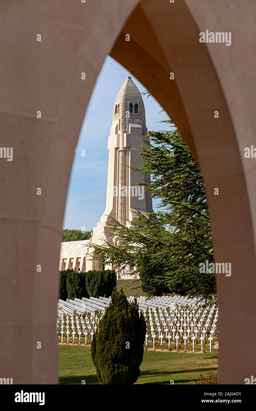 Das Massengrab Denkmal für Deutsche und Französische Soldaten während der Schlacht um Verdun, Erster Weltkrieg, 1916 verloren, mit den französischen Friedhof für Muslime. Stockfoto