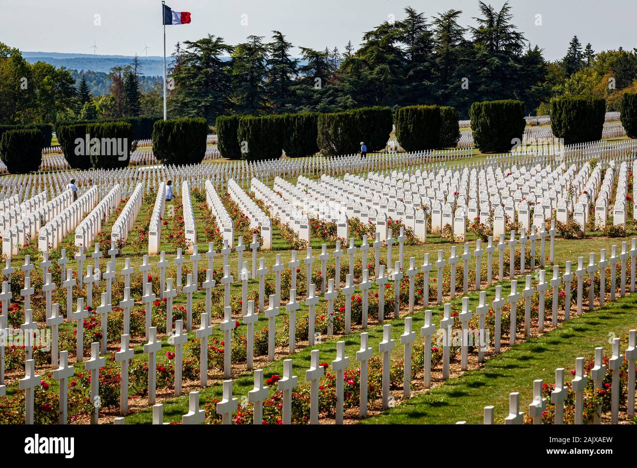 Das Massengrab Denkmal für Deutsche und Französische Soldaten während der Schlacht um Verdun, Erster Weltkrieg, 1916 verloren, mit den französischen Friedhof für Muslime. Stockfoto