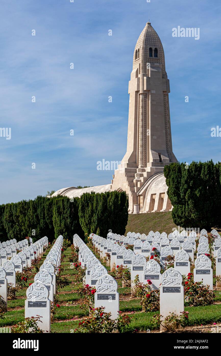Das Massengrab Denkmal für Deutsche und Französische Soldaten während der Schlacht um Verdun, Erster Weltkrieg, 1916 verloren, mit den französischen Friedhof für Muslime. Stockfoto