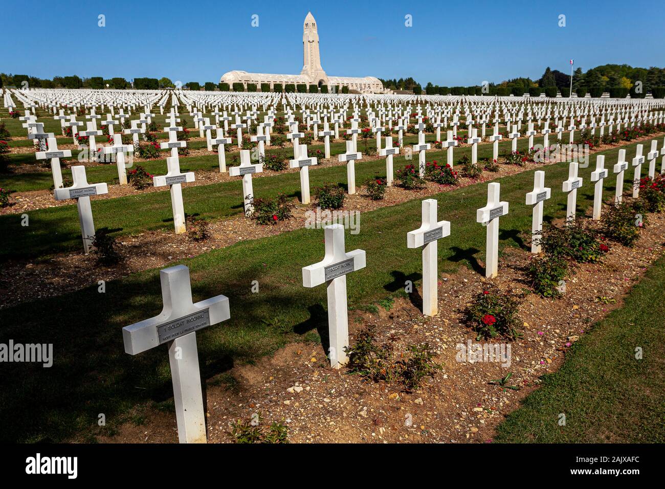 Das Massengrab Denkmal für Deutsche und Französische Soldaten während der Schlacht um Verdun im Ersten Weltkrieg, 1916 verloren, mit den französischen Friedhof. Stockfoto