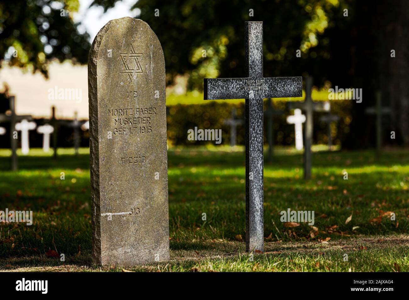 Ein erster Weltkrieg Deutscher Friedhof in Frankreich mit der christlichen und jüdischen Gräbern Seite an Seite. Stockfoto