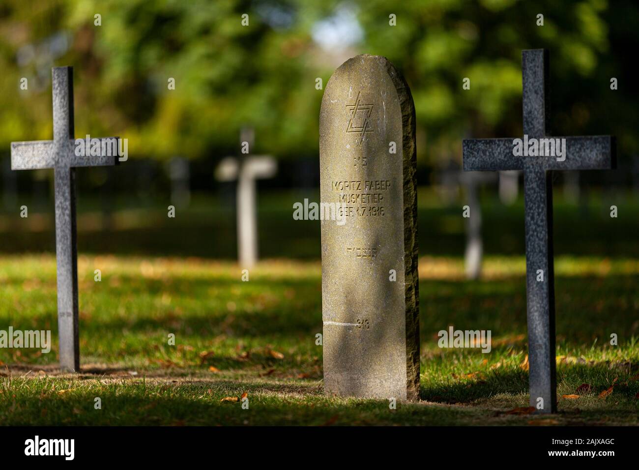 Ein erster Weltkrieg Deutscher Friedhof in Frankreich mit der christlichen und jüdischen Gräbern Seite an Seite Stockfoto