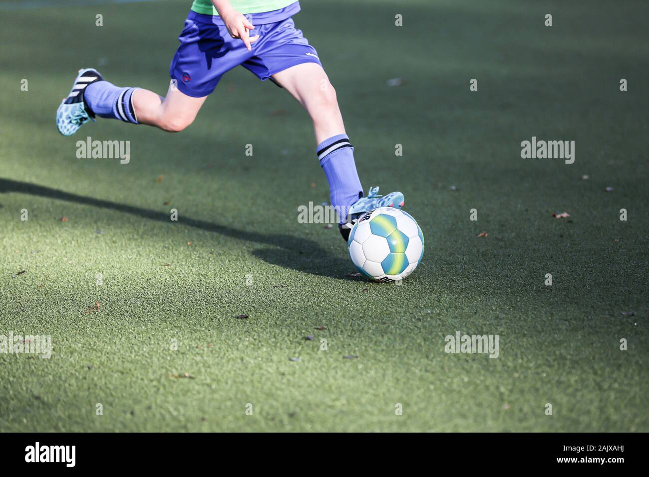 jungen Fußballspieler läuft mit dem ball Stockfoto
