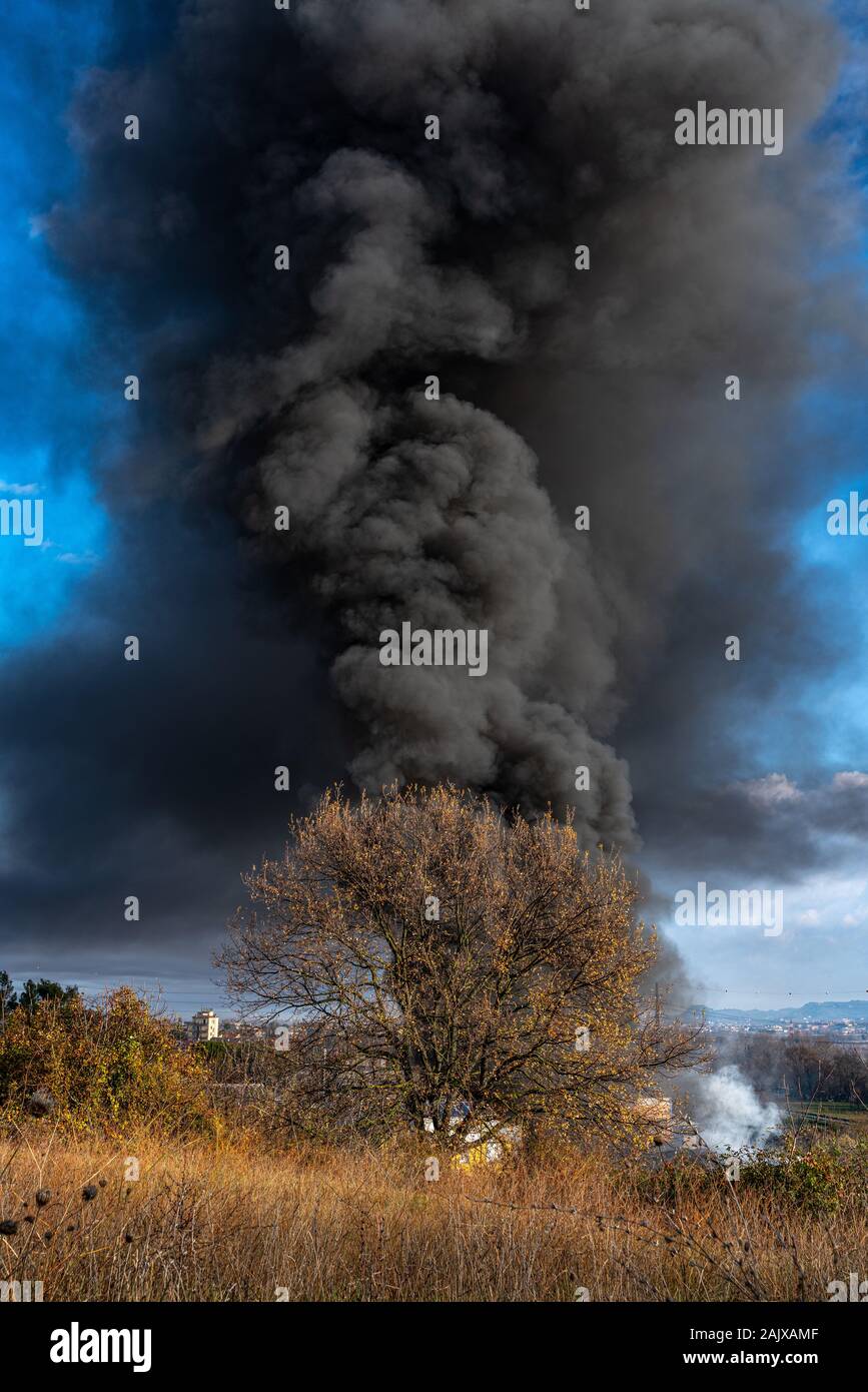 Massive giftige schwarze Wolke am Himmel Stockfoto