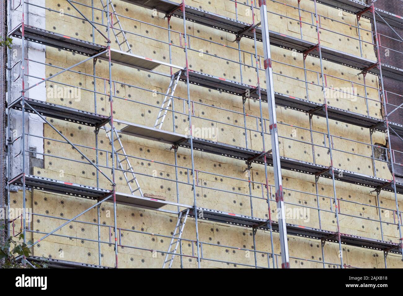 Große Wand mit Mineralwolldämmung Stockfoto