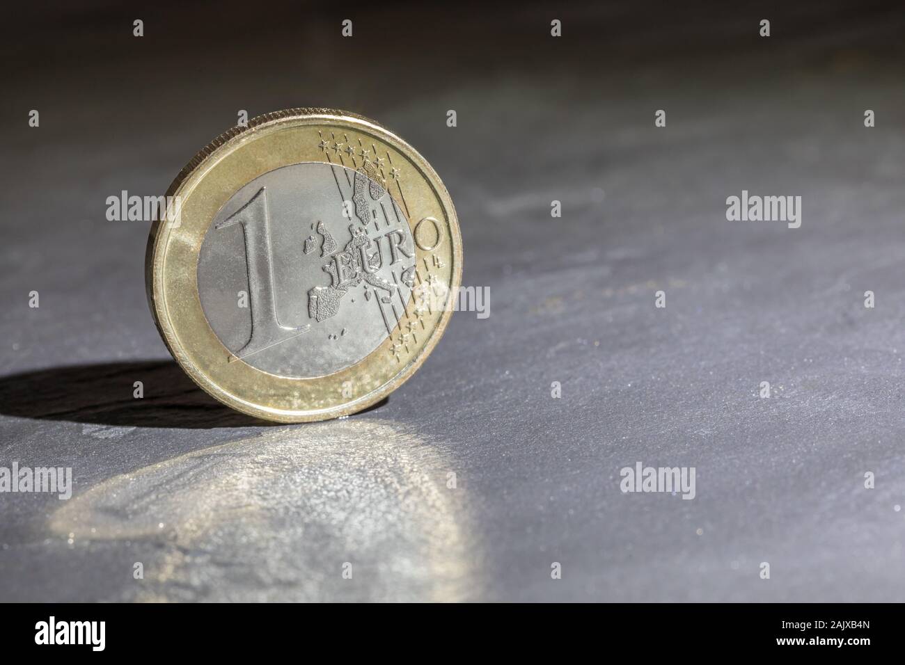 Eine Euro-Münze mit grauem Hintergrund Stockfoto