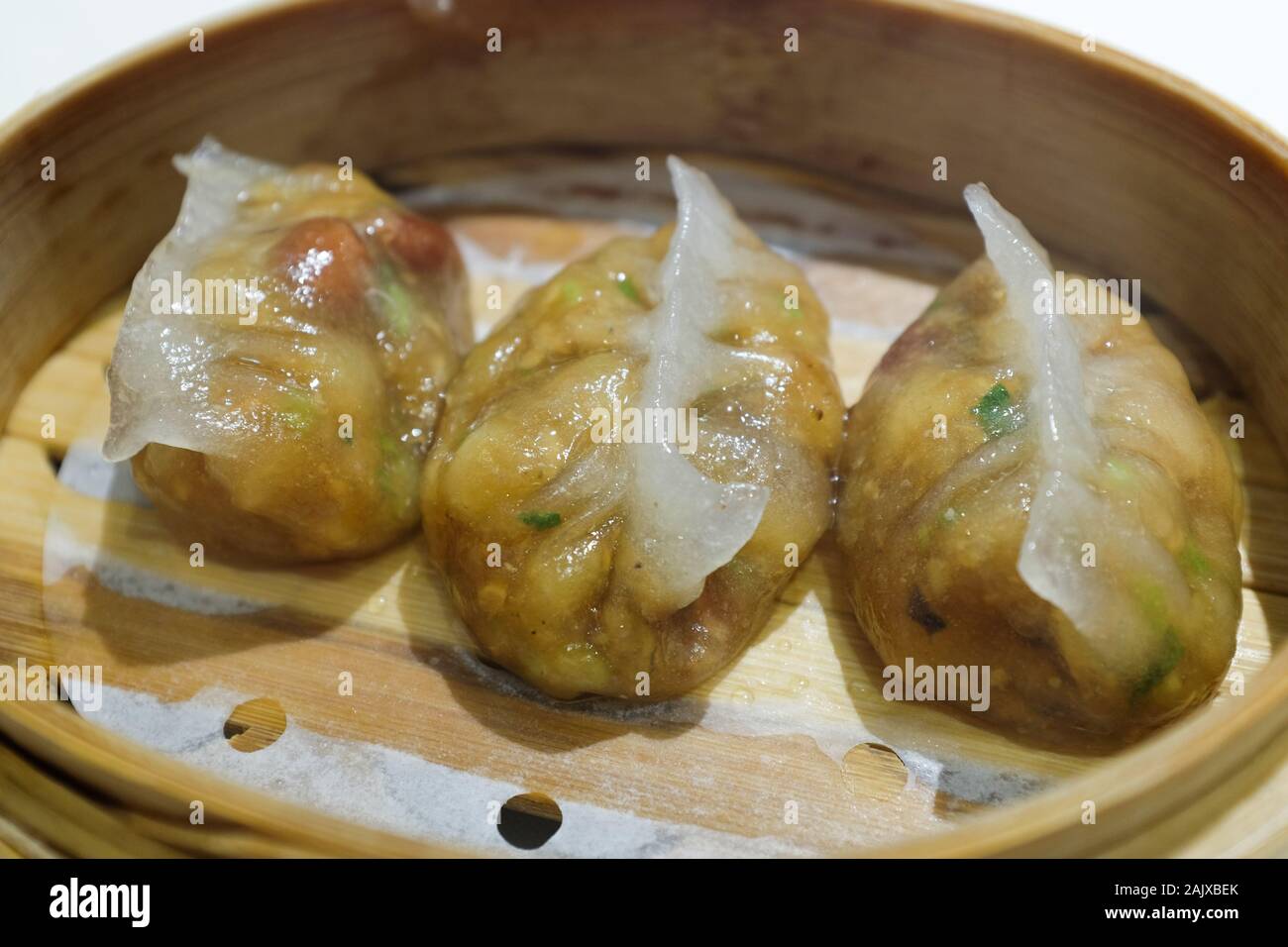 Fun guo oder Chaozhou Fun gao gedämpfte Knödel, die in einem Restaurant in Xiamen (Amoy), China serviert werden. Stockfoto