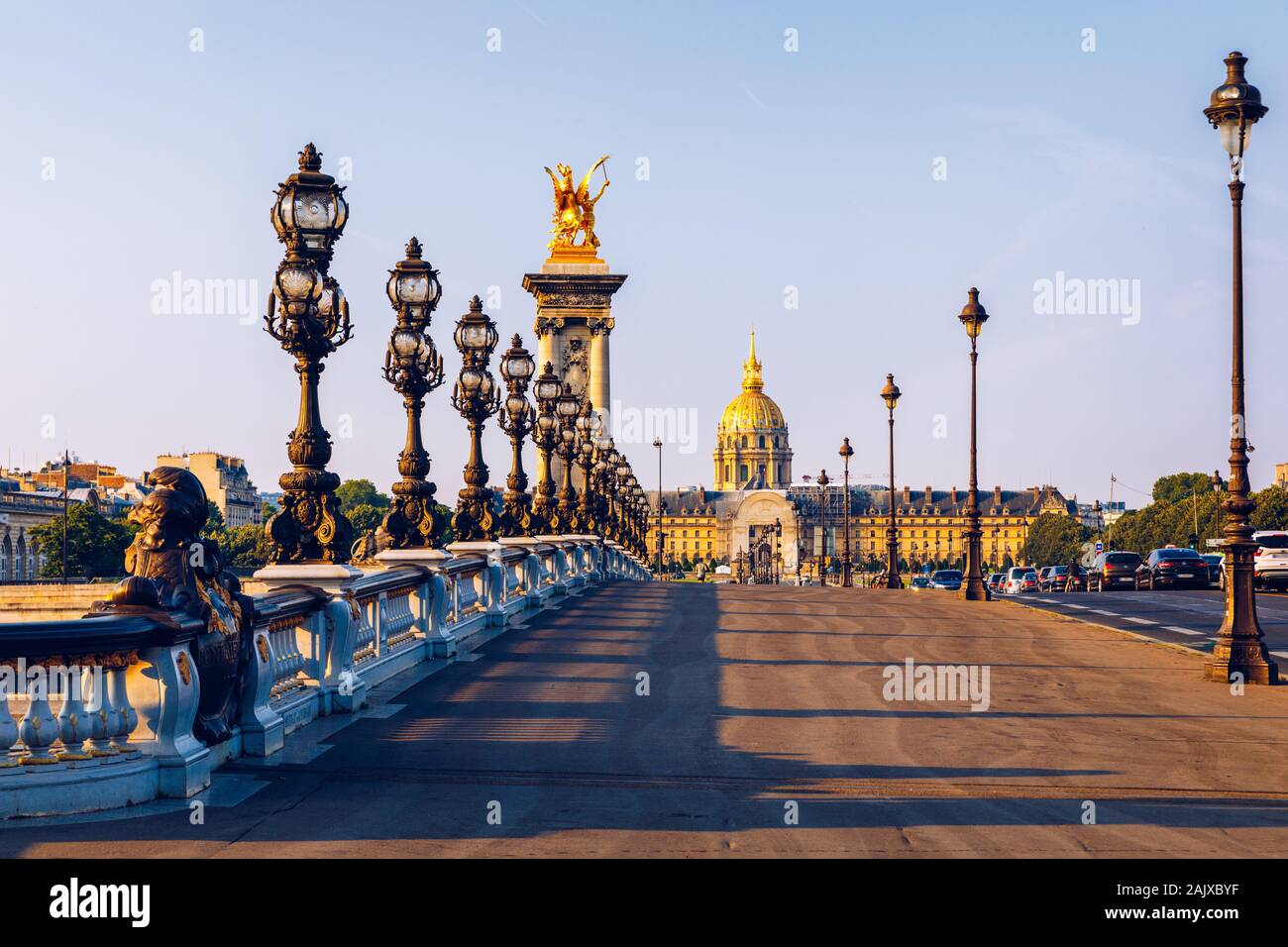 Pont Alexandre III Brücke über Fluss Seine in der sonnigen Sommermorgen. Brücke mit verzierten Jugendstil Lampen und Skulpturen dekoriert. Die Alexander I Stockfoto