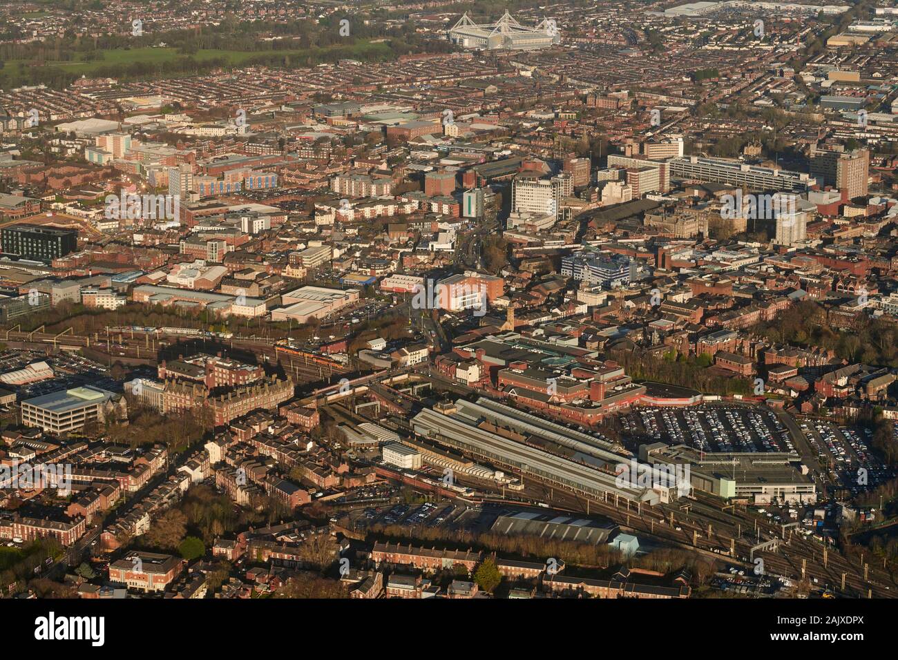 Ein Luftbild von Preston Stadtzentrum, Bahnhof im Vordergrund, North West England, Großbritannien Stockfoto