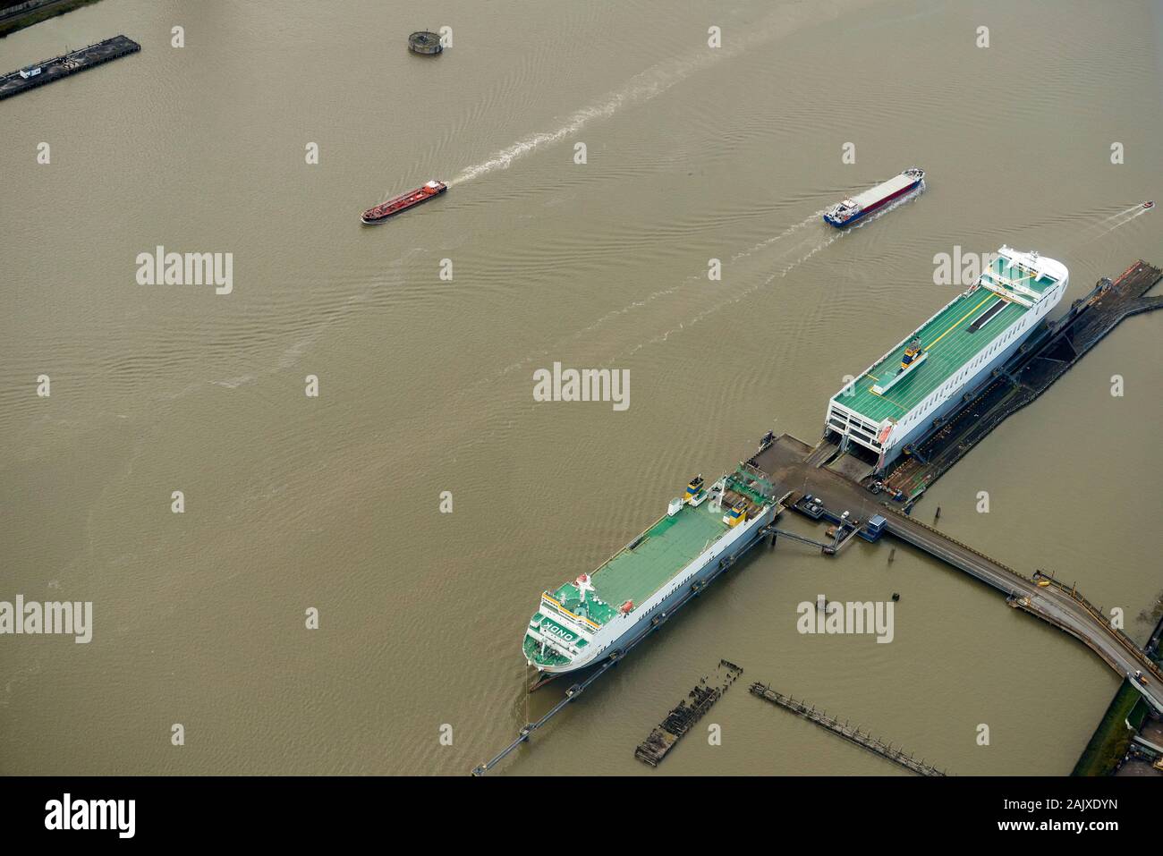 Blick über die Schiffe in Tilbury, Themse, Südostengland, Großbritannien Stockfoto
