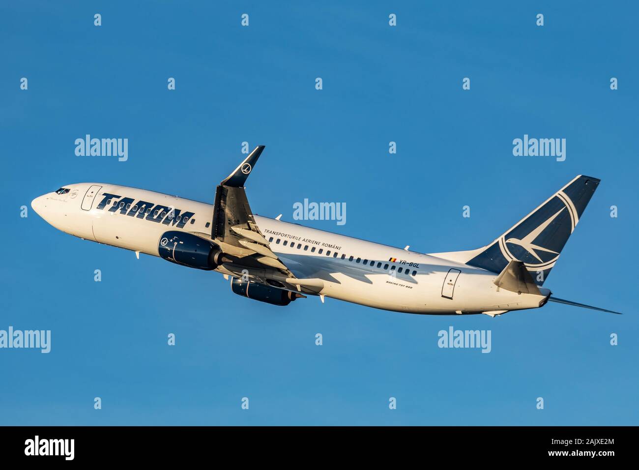 Tarom Boeing 737 Registrierung YR-BGL fährt London am 29. Dezember 2019 am Londoner Flughafen Heathrow, Middlesex, Großbritannien Stockfoto