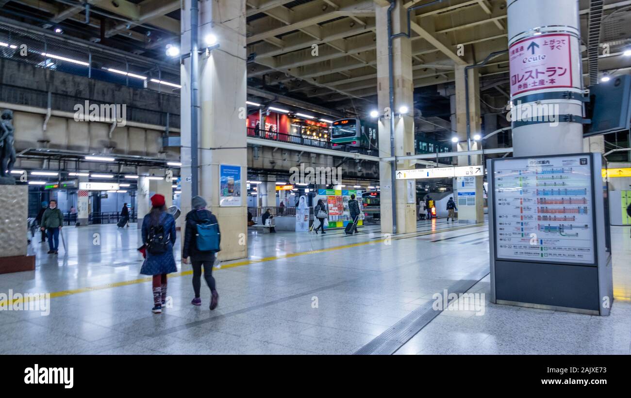 Tokio, Japan - Februar 5, 2019: Pendler an japanischen U-Bahn Station Stockfoto