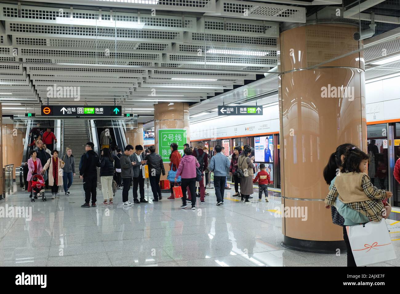 Lucuo Bahnsteig auf der Xiamen (Amoy) U-Bahn (U-Bahn) rapid transit system. Stockfoto