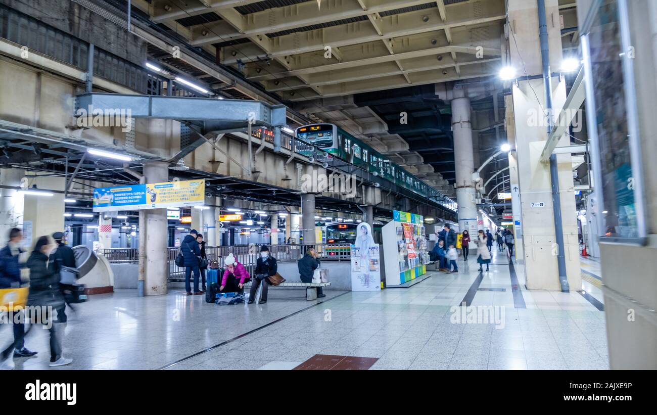 Tokio, Japan - Februar 5, 2019: Pendler an japanischen U-Bahn Station Stockfoto