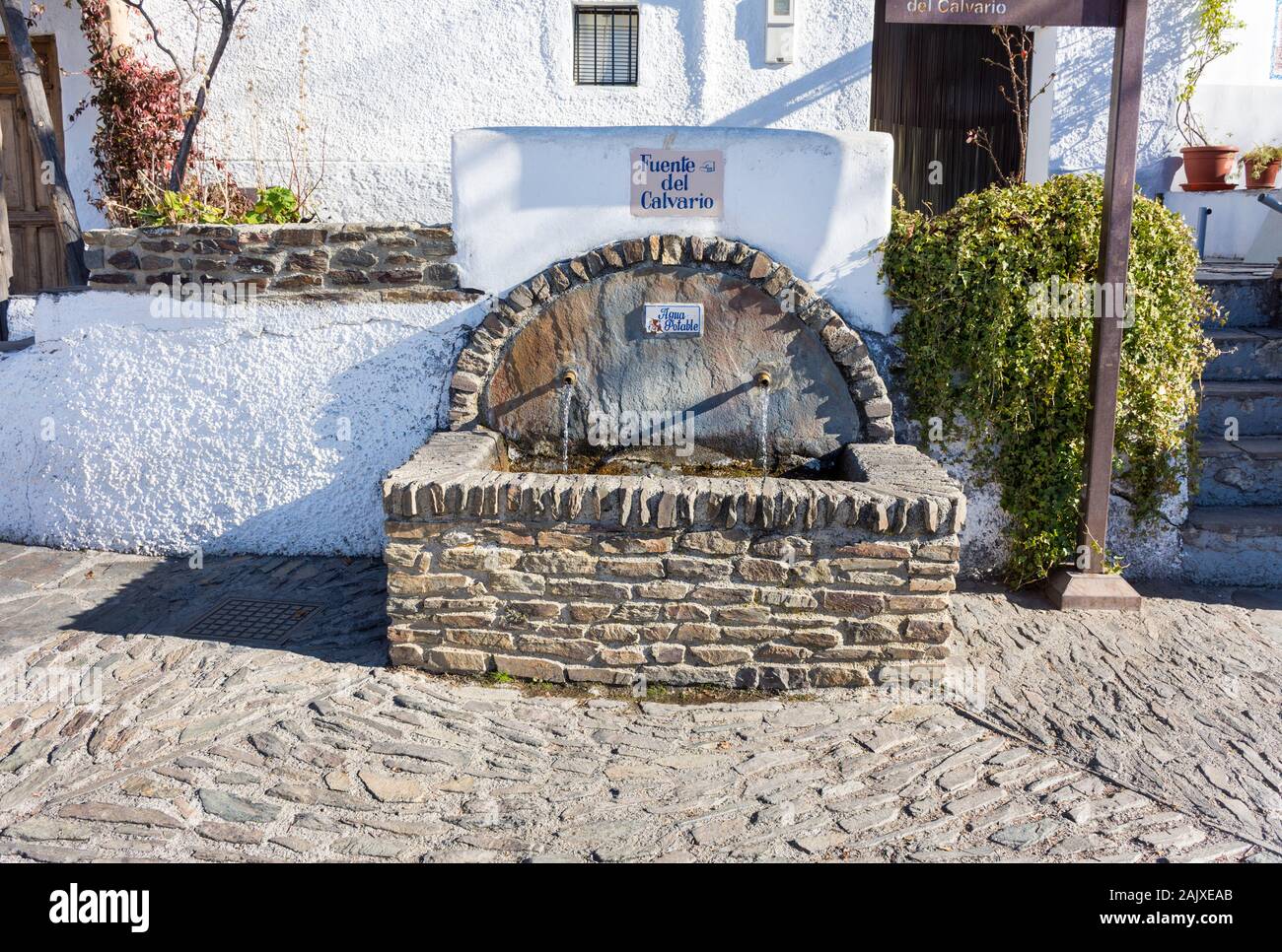 Capileira, La Alpujarra, Alpujarras, Granada, Andalusien, Spanien. Eine von vielen frisches Bergquellwasser Brunnen im Dorf. Stockfoto