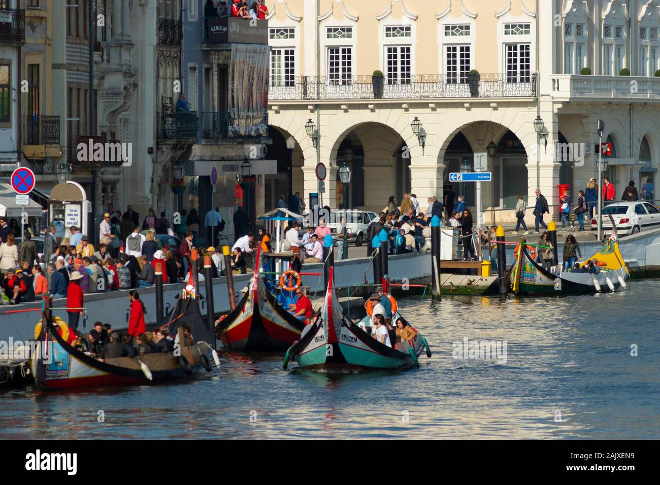 Touristen auf dem traditionellen Moliceiro Boote auf dem zentralen Kanal in Aveiro Portugal Stockfoto