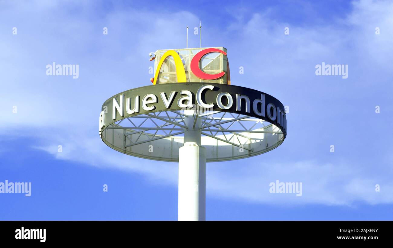 Nueva Condomina Mall Zeichen gegen bewölkten Himmel in Murcia, Spanien. Stockfoto