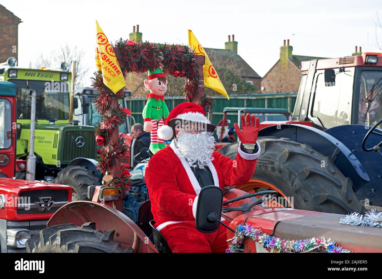 Traktor laufen, für Nächstenliebe, in der Ortschaft Asselby, East Yorkshire, England, Großbritannien Stockfoto